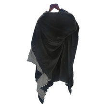 Charger l&#39;image dans la galerie, OH LA LA! noir Poncho ou Cape d&#39;hiver
